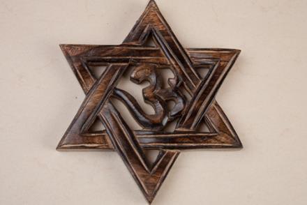 Estrella de madera calada con Om
