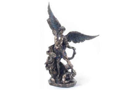 Figura arcángel San Miguel sobre demonio