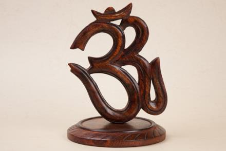 Símbolo Om de madera con base