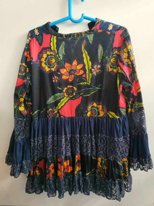 Blusa Azul Marino bordado floral y encaje - Imagen 2