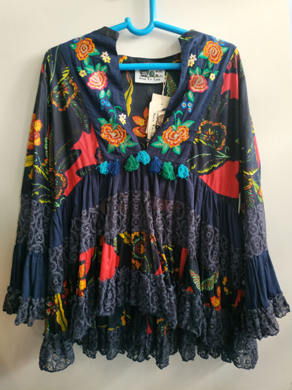 Blusa Azul Marino bordado floral y encaje