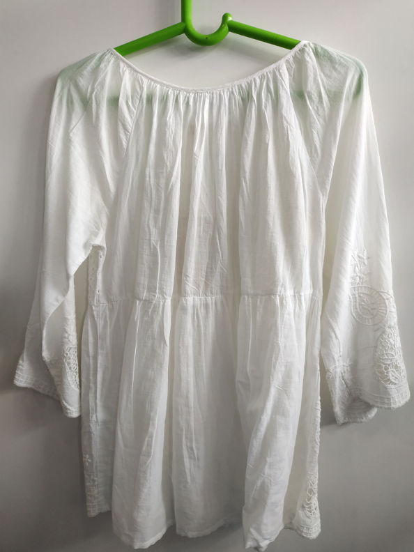 Blusa blanca troquelada y cordón - Imagen 2