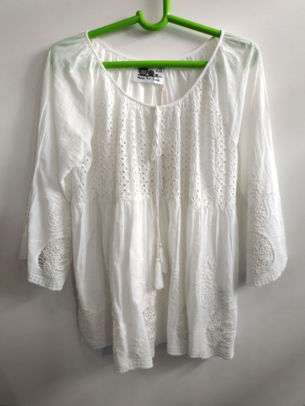 Blusa blanca troquelada y cordón