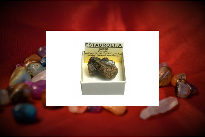 Cajita 4x4cm Estaurolita o Piedra Cruz de Hadas