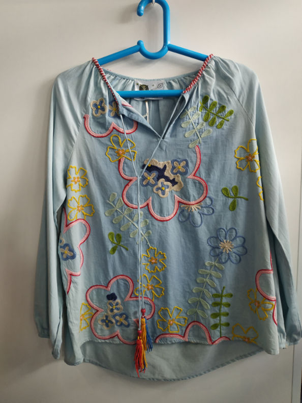 Camiseta azul bordado floral