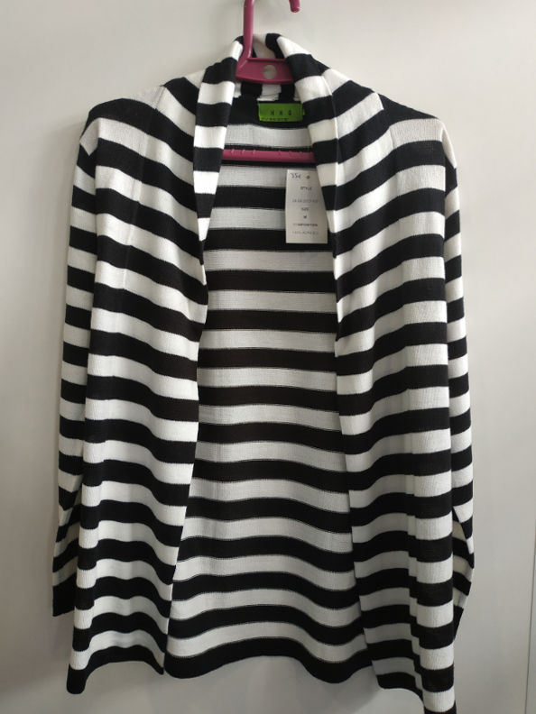 Chaqueta a rayas blanco y negro sin botones