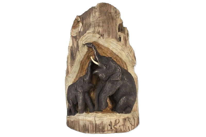 Panel de madera con elefantes en relieve