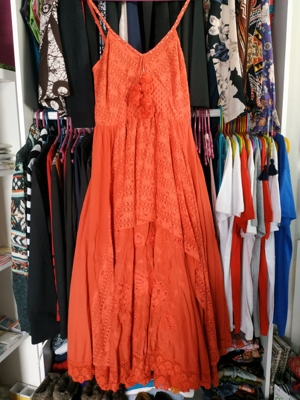 Vestido de asas rojo con encaje