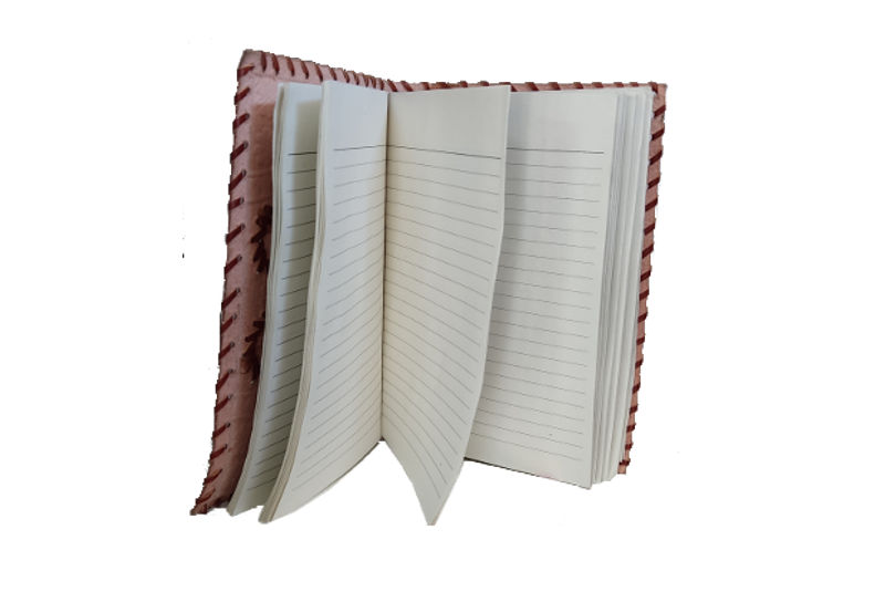Libreta de cuero repujada con piedras medievales en relieve - Imagen 3