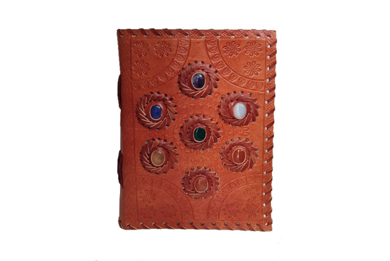 Libreta de cuero repujada con piedras medievales en relieve