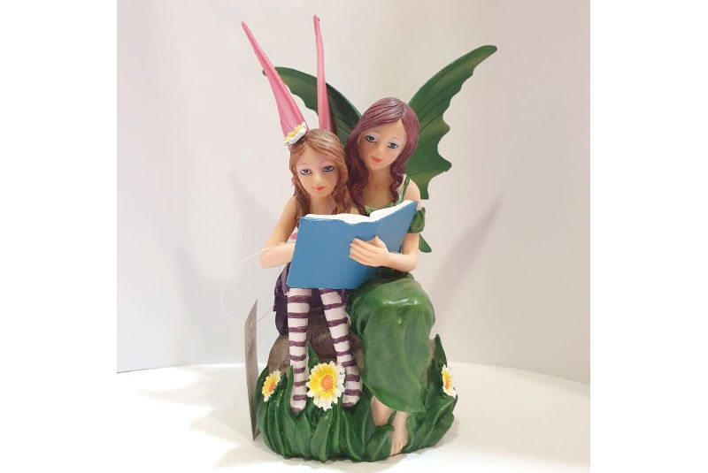 Figura de Hada con Niña Leyendo