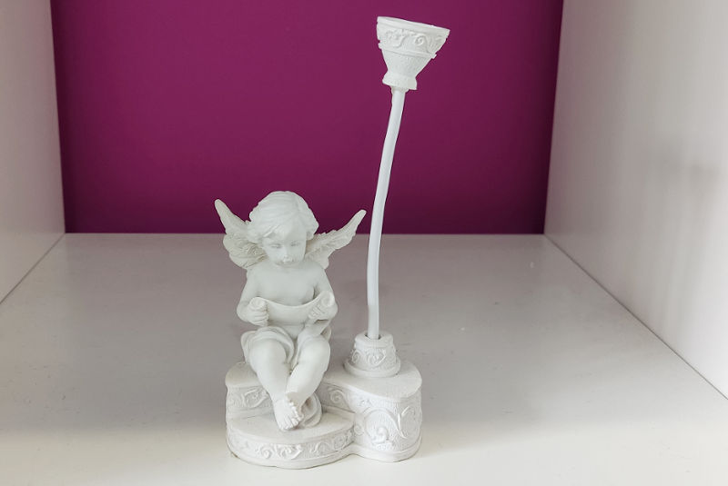 Figura de Querubín Leyendo con Farola Led