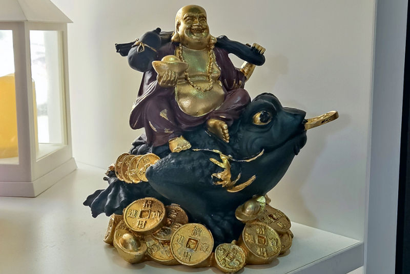 Figura de Buda sobre Sapo del Dinero
