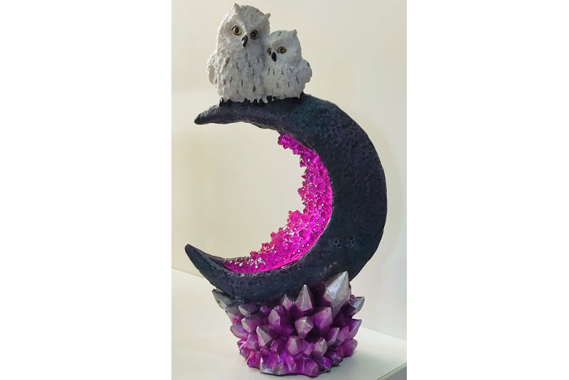 Figura de Media Luna con Buhos y Luz