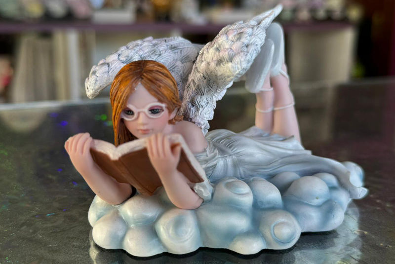 Figura de Ángel leyendo