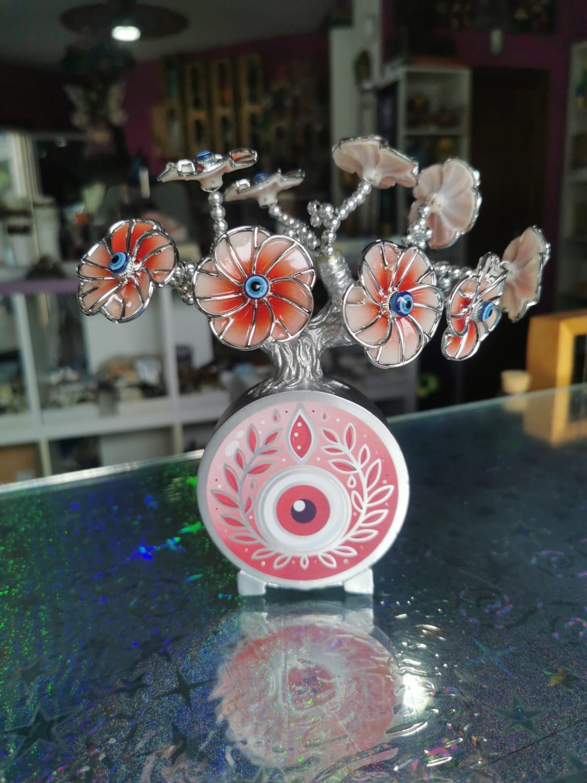 Árbol ojo turco con flores rojas