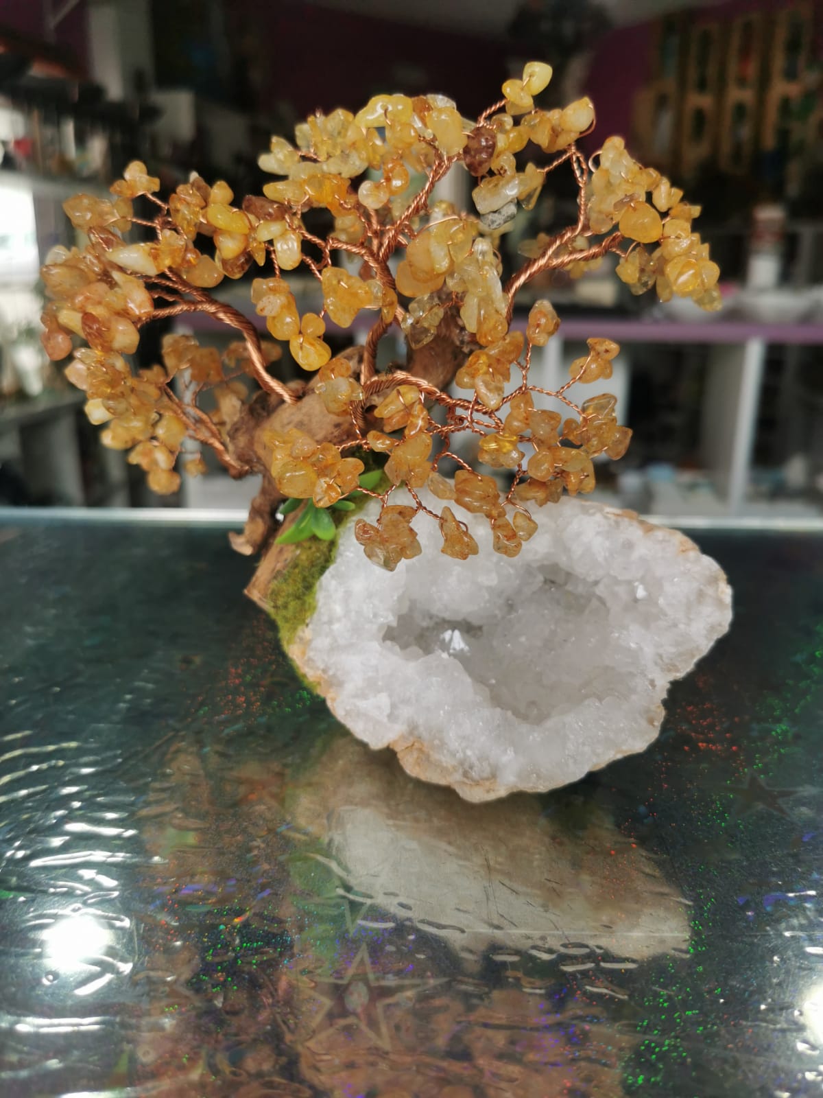 Bonsai calcita sobre geoda cuarzo blanco