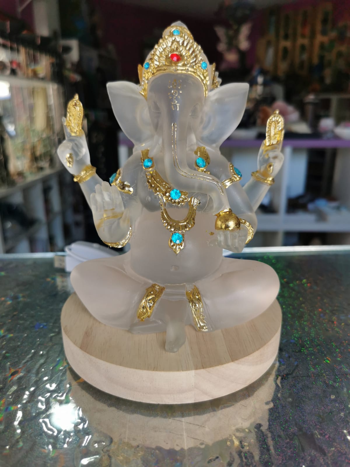 Figura/lámpara de Ganesha transparente sobre pedestal