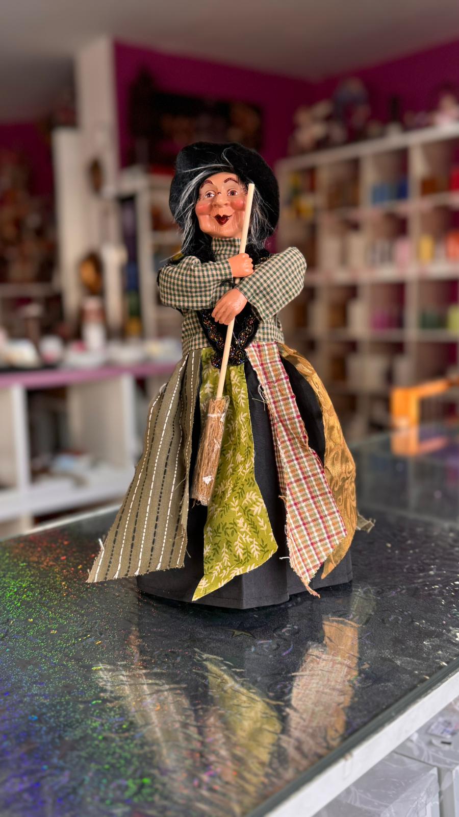 Muñeca de Bruja con escoba